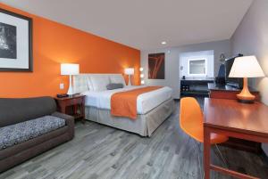 a hotel room with a bed and a desk at Howard Johnson by Wyndham San Marcos in San Marcos