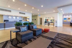 eine Lobby mit Sofas und Stühlen in einem Krankenhaus in der Unterkunft Days Inn by Wyndham Titusville Kennedy Space Center in Titusville