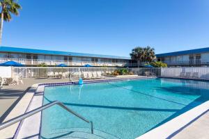 einen Pool in einem Hotel mit einem Resort in der Unterkunft Days Inn by Wyndham Titusville Kennedy Space Center in Titusville