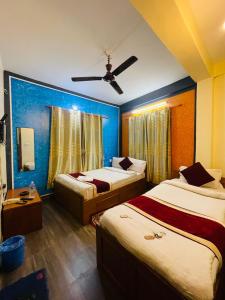 博卡拉Hotel old durbar的一间带两张床和吊扇的卧室