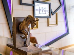 una estatua de león de bronce sentada en una mesa de cristal en Mercure Bords de Loire Saumur en Saumur