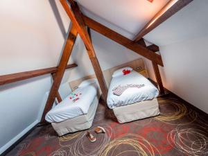 Ліжко або ліжка в номері ibis Styles Honfleur Centre Historique