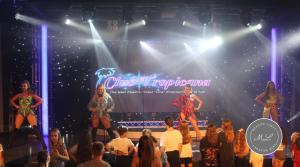 eine Gruppe von Darstellern auf einer Bühne vor einer Menge in der Unterkunft Palm Grove 28 - Golden Palm - Central heating, pet friendly, WiFi, bed linen - Meadow Lakes Caravan & Lodge Hire in Chapel Saint Leonards + 12 Fotos