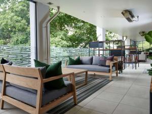 een woonkamer met stoelen en een tafel op een patio bij ibis Hamilton Tainui in Hamilton