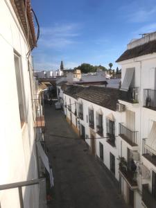 een leeg steegje tussen gebouwen in een stad bij Yara Sobre Los Tejados de San Basilio in Córdoba