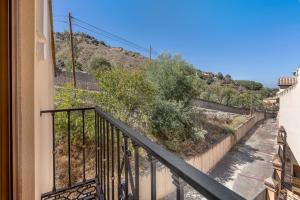 モナチルにあるApartamento ladera de Sierra Nevadaの家のバルコニーからの眺め