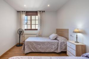 1 Schlafzimmer mit 2 Betten und einem Fenster in der Unterkunft Apartamento ladera de Sierra Nevada in Monachil