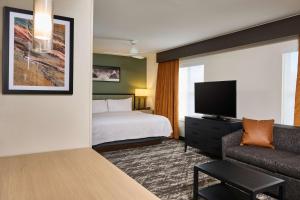 TV a/nebo společenská místnost v ubytování Homewood Suites by Hilton Anchorage