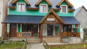 un edificio con un cartel en la parte delantera en MERMOZ en El Chaltén