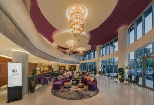 葉瑞文的住宿－埃里溫市中心希爾頓逸林酒店，大堂配有紫色家具和吊灯。