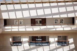 un grande edificio con balconi e soffitto in vetro di The Ritz-Carlton, Budapest a Budapest