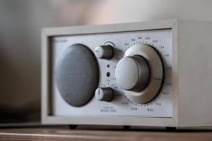 a microwave oven with two knobs on it at Altstadt-Refugium Goslar in Goslar