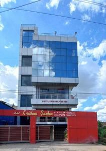un grand bâtiment avec un nuage réfléchi par les fenêtres dans l'établissement OYO Hotel Krishna Garden, à Nawāda