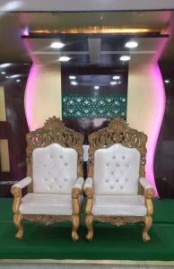 une paire de chaises assises à côté d'un vase dans l'établissement OYO Hotel Krishna Garden, à Nawāda