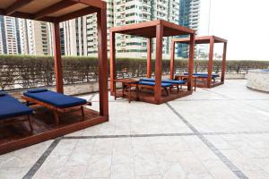 een groep stoelen en tafels op een patio met gebouwen bij Spacious High floor sea view luxury family Unit-Sea View in Dubai