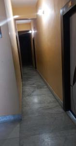 un couloir dans un bâtiment avec un long couloir dans l'établissement OYO Hotel Krishna Garden, à Nawāda