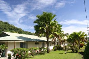 una casa con palmeras en el patio en Kosrae Nautilus Resort, en Yepan