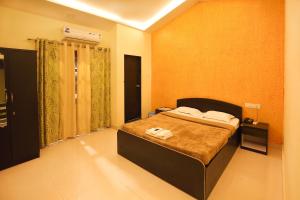 1 dormitorio con 1 cama con 2 toallas en Wada Chirebandi, en Gimvi