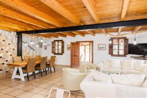 Posezení v ubytování YourHouse Can Rosillo Villa