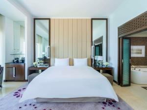Postel nebo postele na pokoji v ubytování Rixos Marina Abu Dhabi