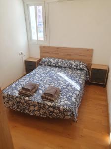 a bedroom with a bed with two towels on it at 2H, Aire Acondic, 50m2, 1 dormitorio, 4 huéspedes, WIFI GRATIS in La Línea de la Concepción