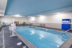 uma grande piscina num hospital em Home2 Suites Lexington Keeneland Airport, Ky em Lexington