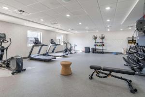 een fitnessruimte met diverse loopbanden en cardio-apparatuur bij Home2 Suites Lexington Keeneland Airport, Ky in Lexington