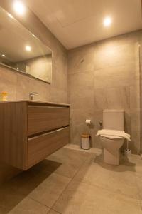 y baño con aseo, lavabo y espejo. en Luxury apartment in Miraflores, en La Cala de Mijas