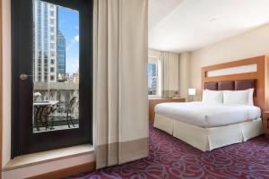 ein Hotelzimmer mit einem Bett und einem Fenster in der Unterkunft Hotel 57 by LuxUrban in New York