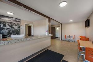 una hall con bar con tavolo e sedie di SureStay Hotel by Best Western Williams - Grand Canyon a Williams