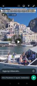 ein Video von Menschen auf einem Boot auf dem Wasser in der Unterkunft Suites Cielo Stellato on Concordia Sea in Salerno