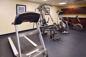 The fitness centre and/or fitness facilities at Days Inn & Suites by Wyndham Sam Houston Tollway
