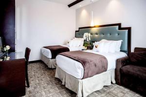 Katil atau katil-katil dalam bilik di Condor Hotel by LuxUrban