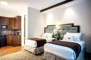 una camera d'albergo con due letti e una cucina di Condor Hotel by LuxUrban a Brooklyn