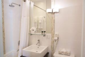 Koupelna v ubytování Aura Hotel Brooklyn