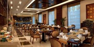 מסעדה או מקום אחר לאכול בו ב-Fortune Sector 27 Noida - Member ITC's Hotel Group