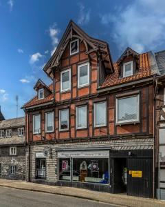 戈斯拉爾的住宿－Altstadt-Refugium Goslar，街道拐角处的建筑物