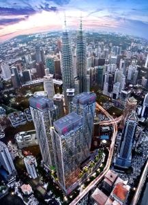 una vista aérea de una gran ciudad con edificios altos en KLCC Beyond Hospitality Suites STAR, en Kuala Lumpur