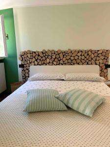 1 dormitorio con 1 cama con 2 almohadas en the green nest, en Olginate