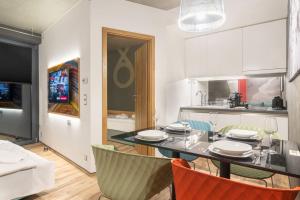 Una cocina y un comedor con mesa y sillas. en Onyx Luxury, en Sárvár 68 fotos más