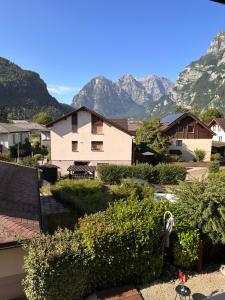 Vista generica sulle montagne o vista sulle montagne dall'interno del bed & breakfast