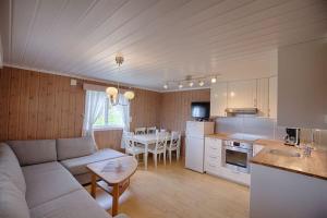 a living room and kitchen with a couch and a table at Kvetos naturopplevelser in Beitostøl