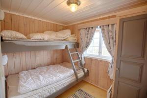 Dviaukštė lova arba lovos apgyvendinimo įstaigoje Fin hytte i nydelige omgivelser