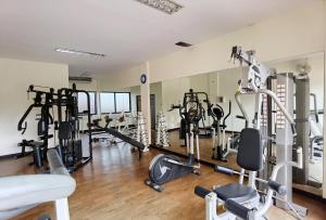 een fitnessruimte met diverse loopbanden en fitnessapparaten bij Nova Park Hotel Pattaya in Pattaya