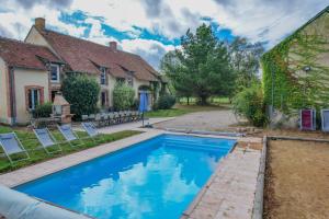 - une piscine en face d'une maison dans l'établissement Crazy Villa Le Petit Belair 18 - Heated pool - Foot - 2h Paris - 30p, à Aubigny-sur-Nère
