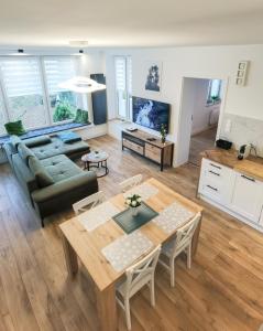 salon z kanapą i stołem w obiekcie Apartament Green Forest w mieście Duszniki Zdrój