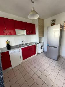 Kuchyň nebo kuchyňský kout v ubytování Appartement F4 Petit bourg