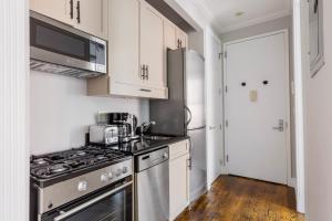 Cucina o angolo cottura di East Village 2br w wd nr groceries shops NYC-1235