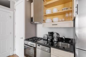 Cucina o angolo cottura di East Village 2br w wd nr groceries shops NYC-1235
