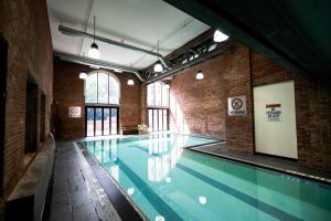 uma grande piscina num edifício de tijolos em South End studio w building wd nr dining BOS-903 em Boston